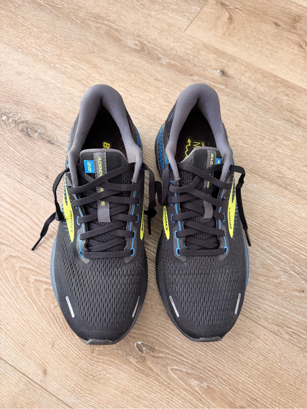 LIKE NEW brooks adrenaline running shoes